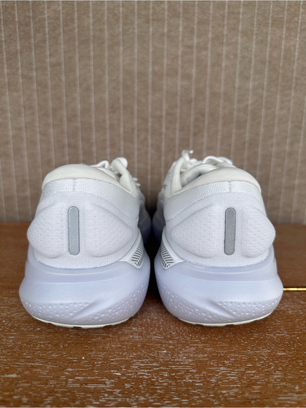 Brooks Women’s White Athletic Running Shoes BRAND NEW - Picture 3 of 5